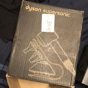 Dyson supersonic blow dryer stand